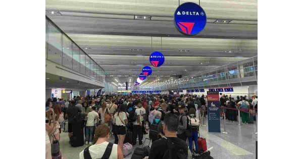 Delta's Historic Meltdown: Misleading Excuses Leave Passengers Stranded – Avoid at All Costs 