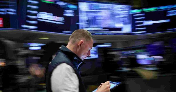 Wall St ends lower ahead of Jackson Hole, snapping multi-session rally