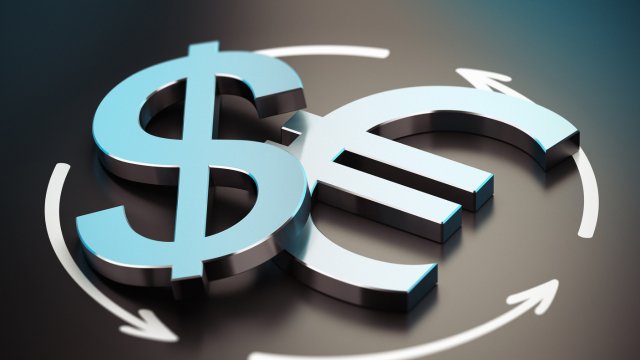 EUR/USD shows cautious bearishness as Euro remains stable amid market uncertainty. Watch for key support levels.