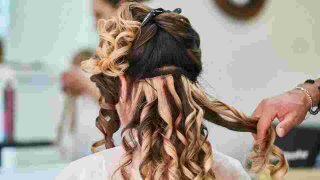 What are the opening and closing hours of hairdressers and beauty centers?