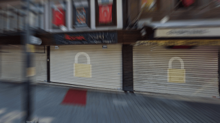 What time do restaurants and cafes open and what time do they close?